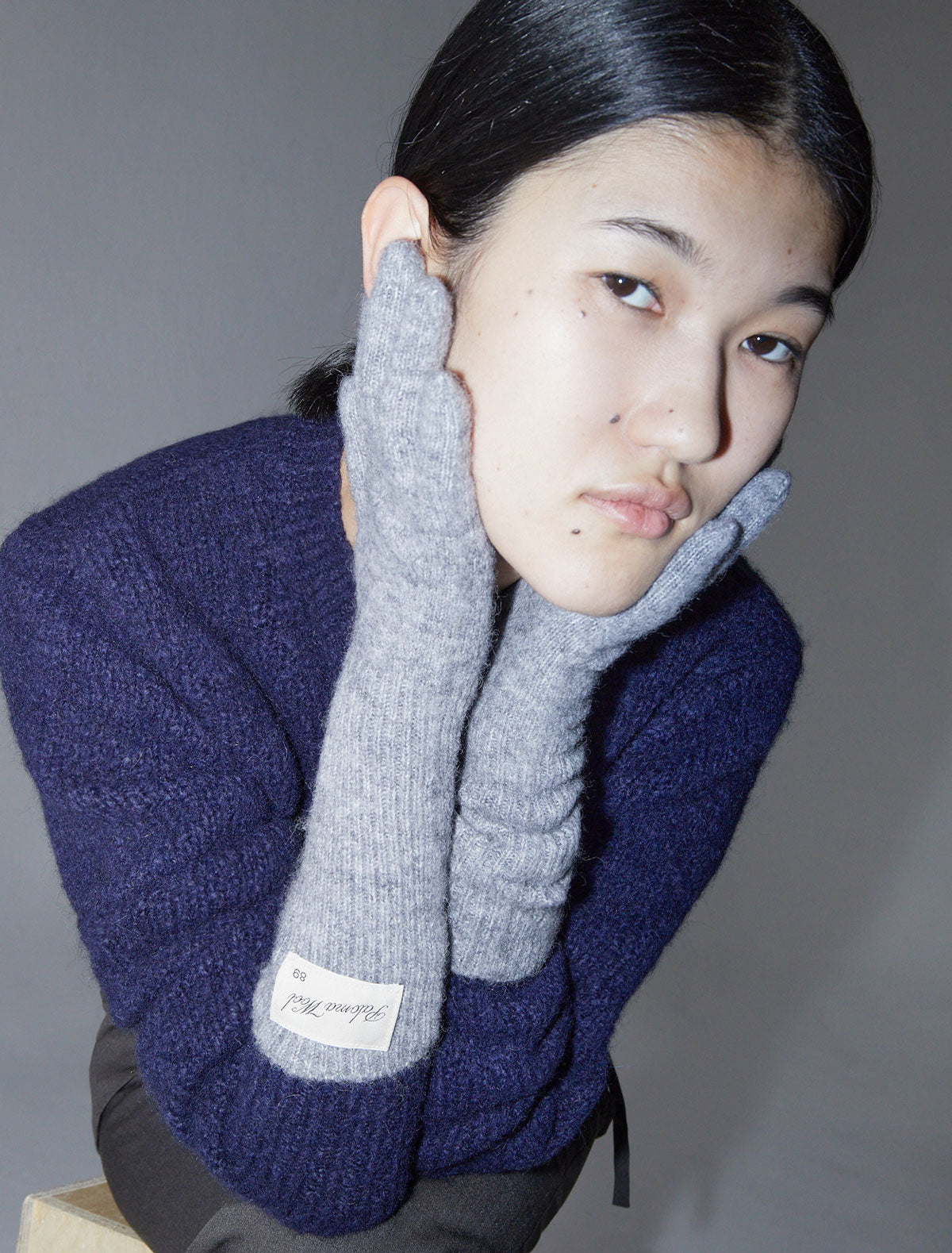 Peter knitted gloves label grey