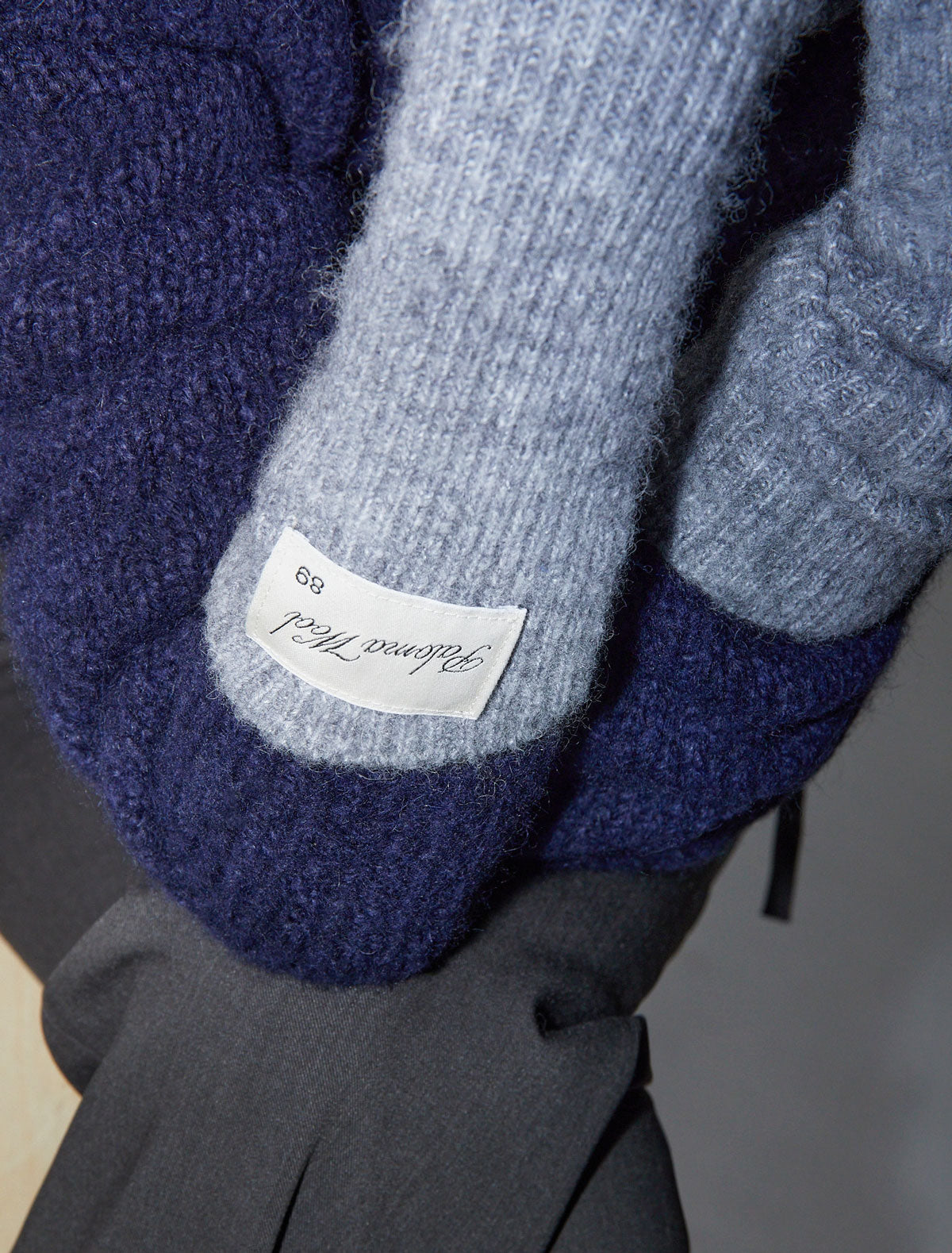 Peter knitted gloves label grey