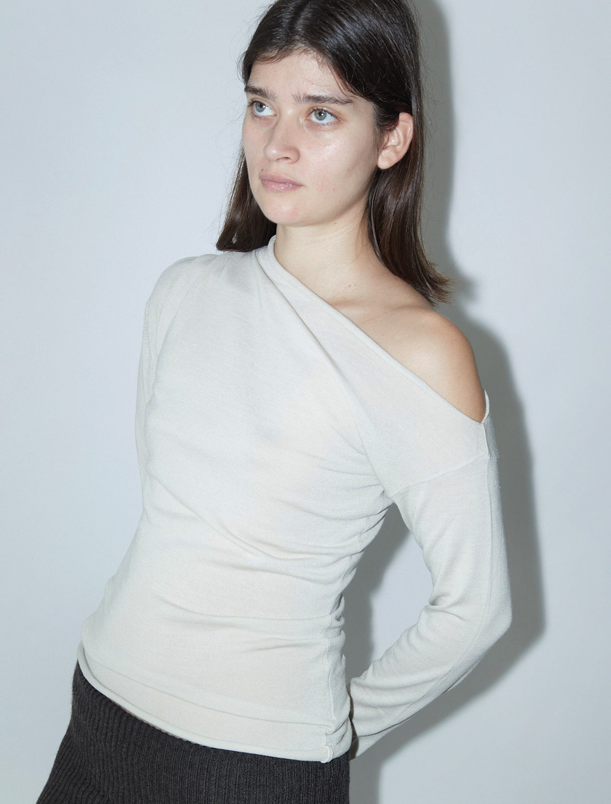 Latam asymmetric fitted wool sweater offwhite