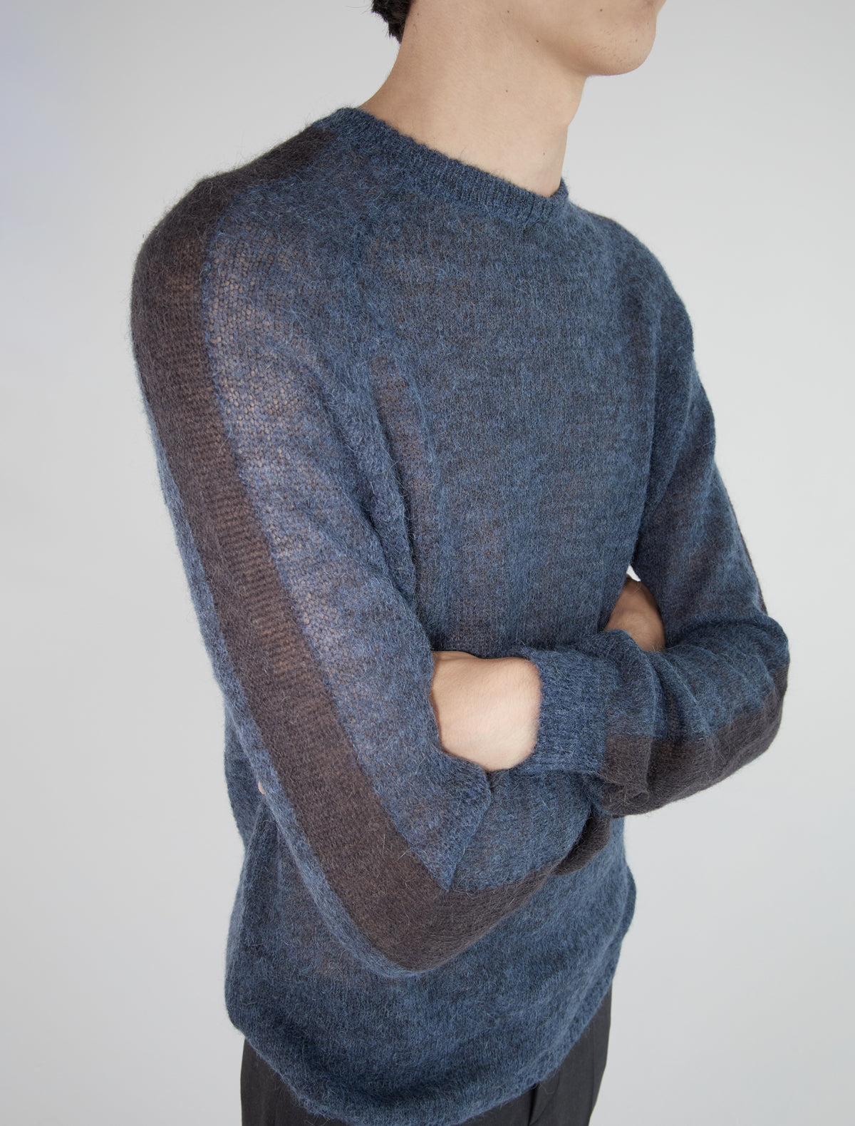 DAN-Men's raglan-sleeve sweater with a contrasting color stripe on