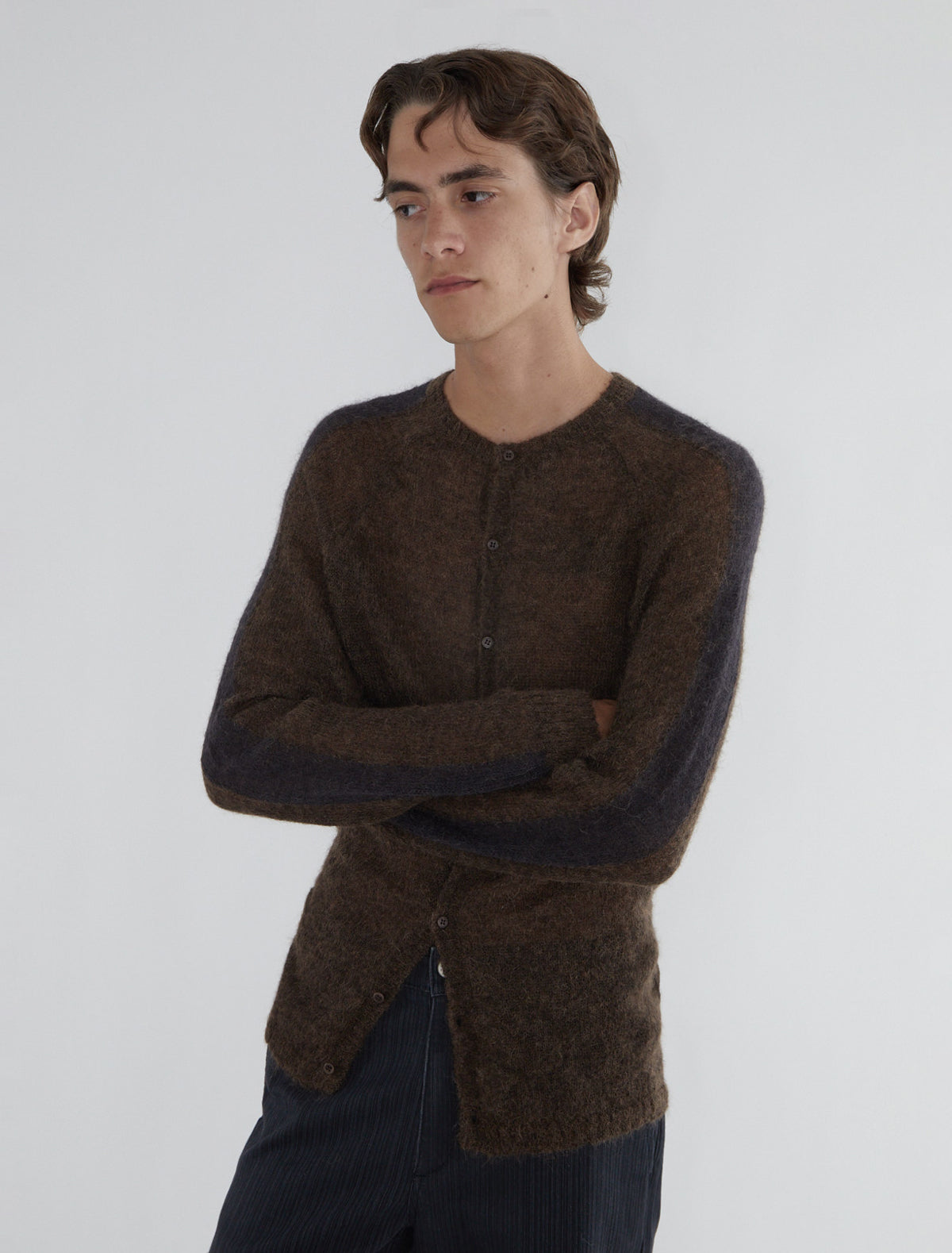 BUTTON DAN-Men's cardigan with a contrast stripe running down the