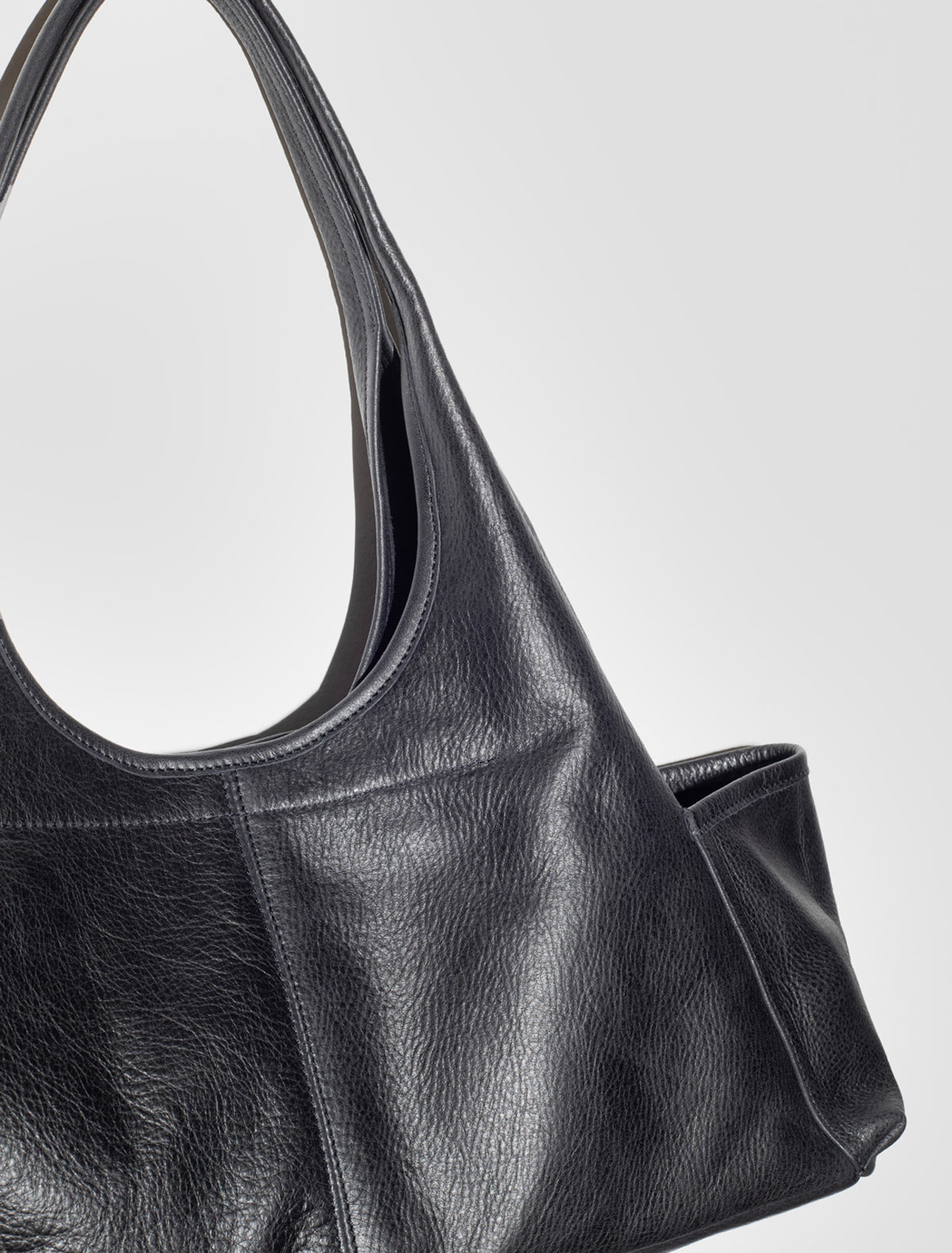Querida pockets triangular shoelder bag black