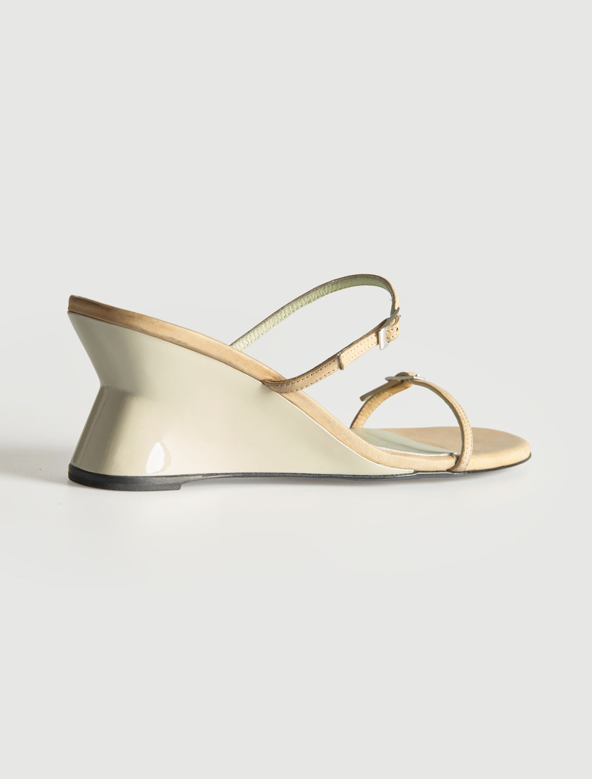 Bego curved 6 cm contrast wedge sandal thin buckle straps beige