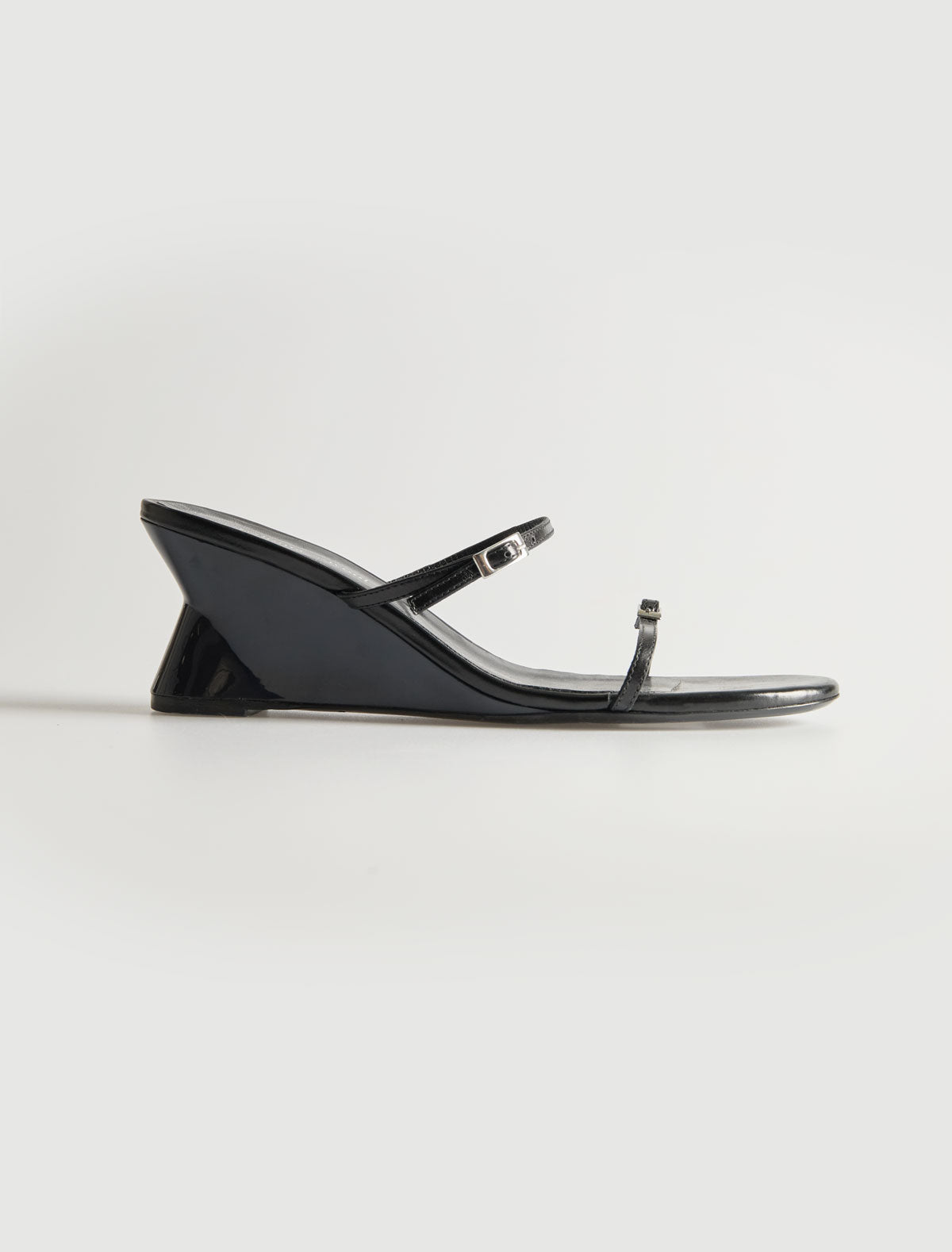 Bego curved 6 cm contrast wedge sandal thin buckle straps black