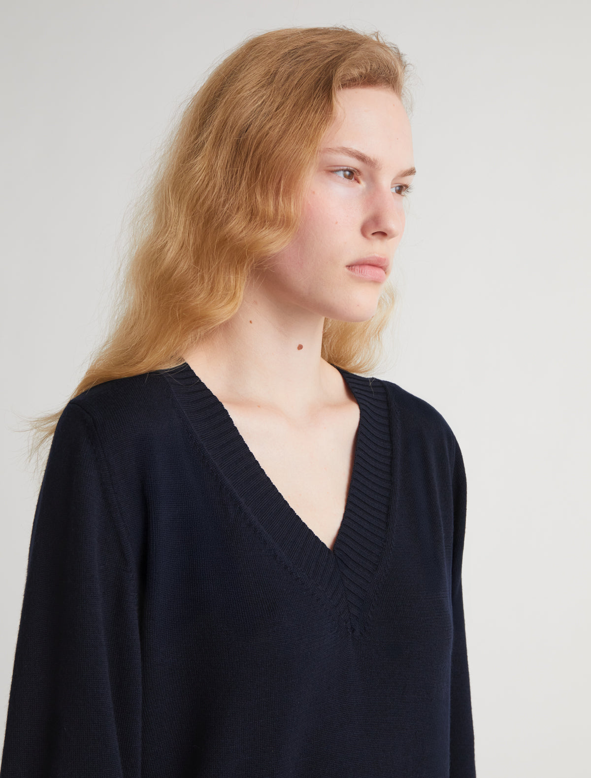 JUMP-Navy v-neck knit sweater with dropped shoulders – paloma wool