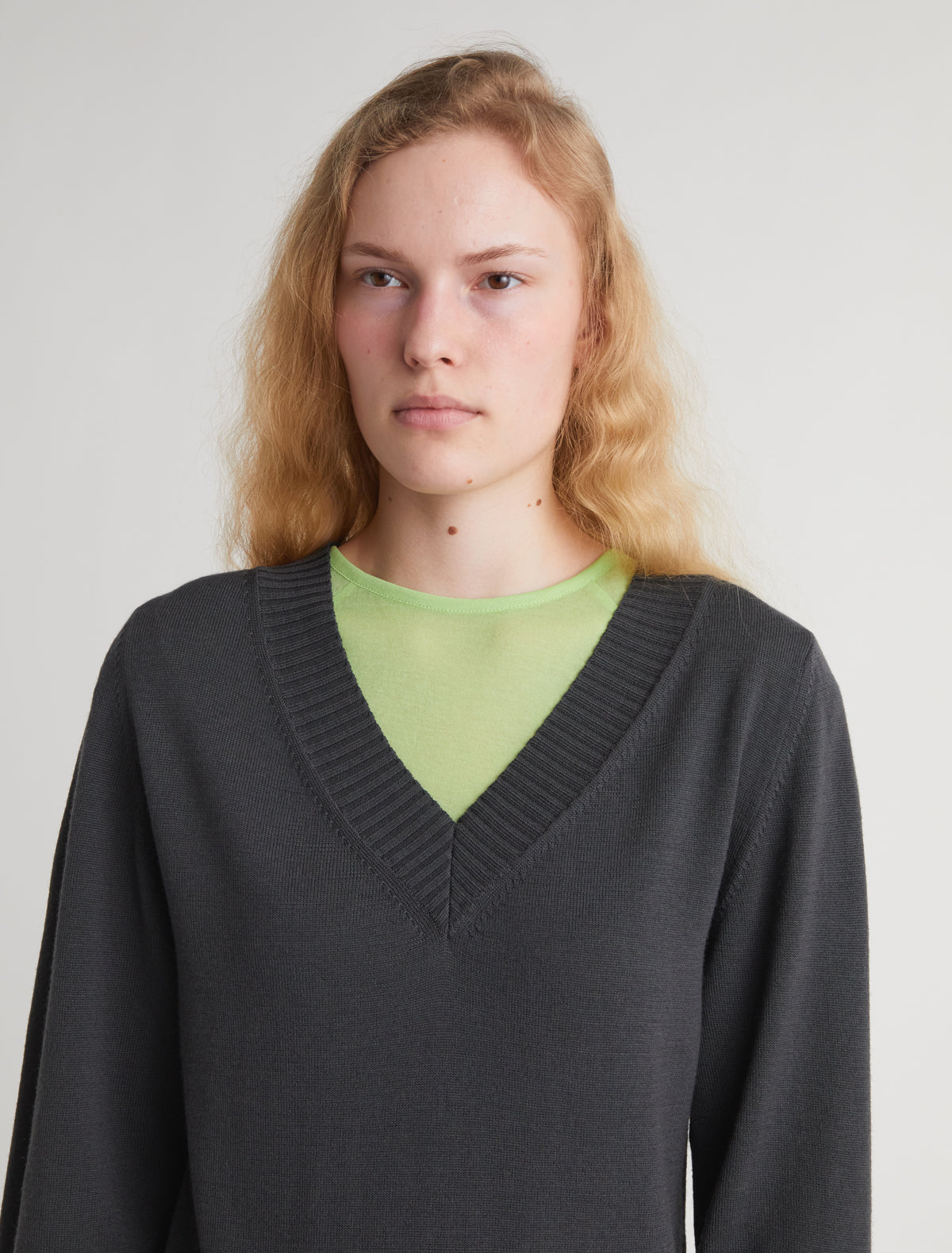 JUMP-Grey v-neck knit sweater with dropped shoulders – paloma wool