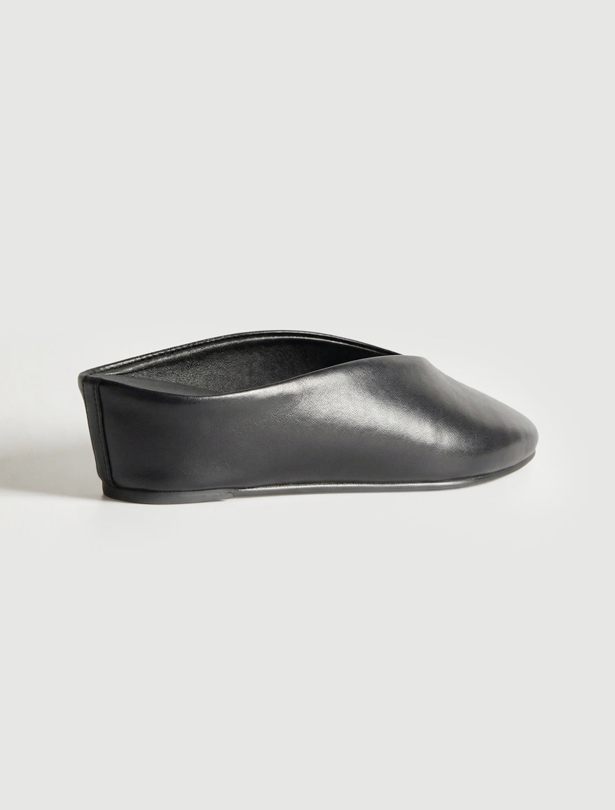 FERNANDA-Black round-toe mule featuring a low wedge heel – paloma wool