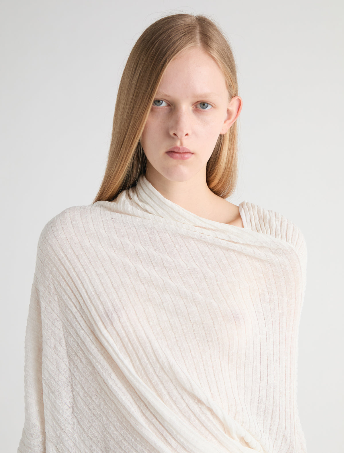FUJI-Off-white loose, draped dress with a twisted pattern – paloma