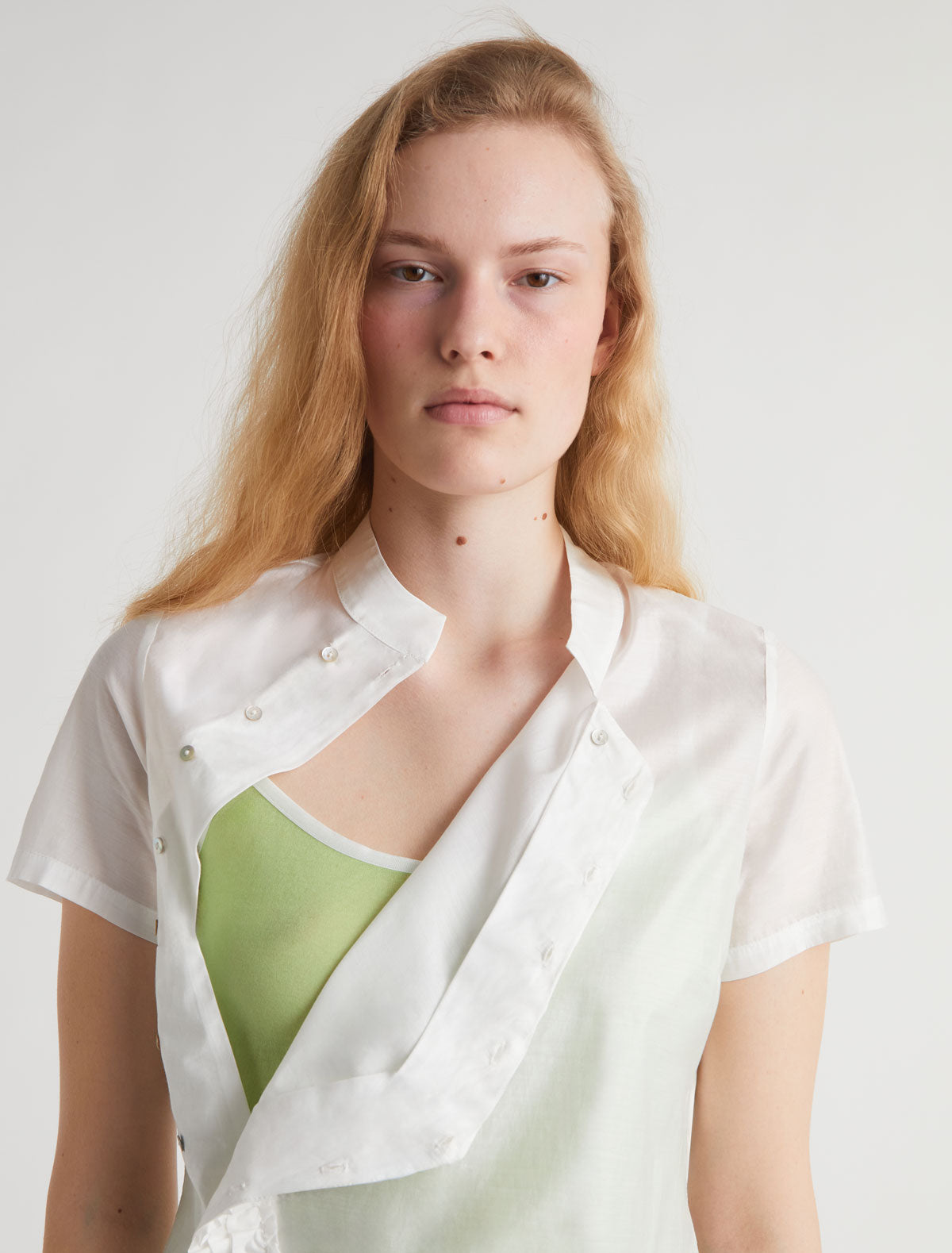 GASPAR-White short-sleeve top with a Mao-style collar – paloma wool