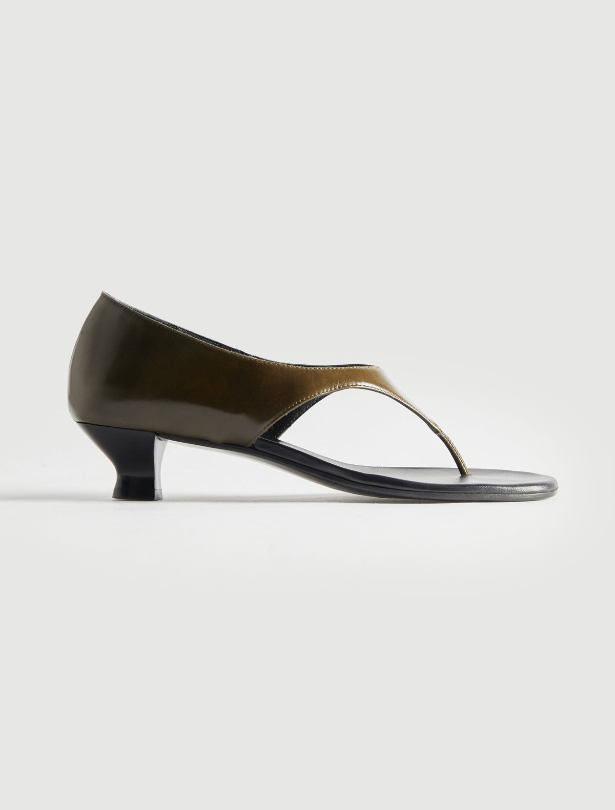 ISABELLA-Khaki thong-style leather sandal – paloma wool