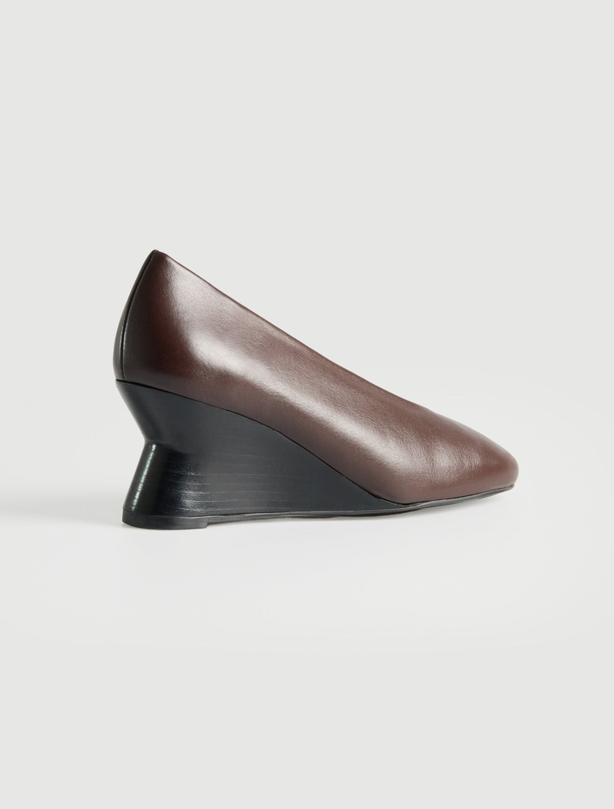Jacinta pump sculptural 6 cm wedge contrasting color brown