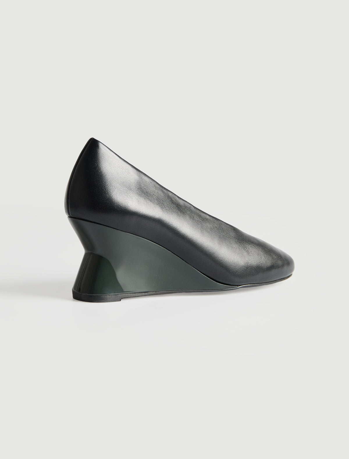 Jacinta pump sculptural 6 cm wedge contrasting color black