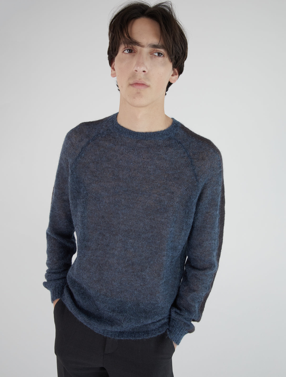 DAN-Men's raglan-sleeve sweater with a contrasting color stripe on