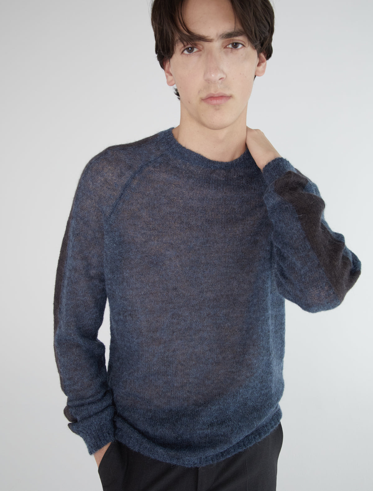 DAN-Men's raglan-sleeve sweater with a contrasting color stripe on