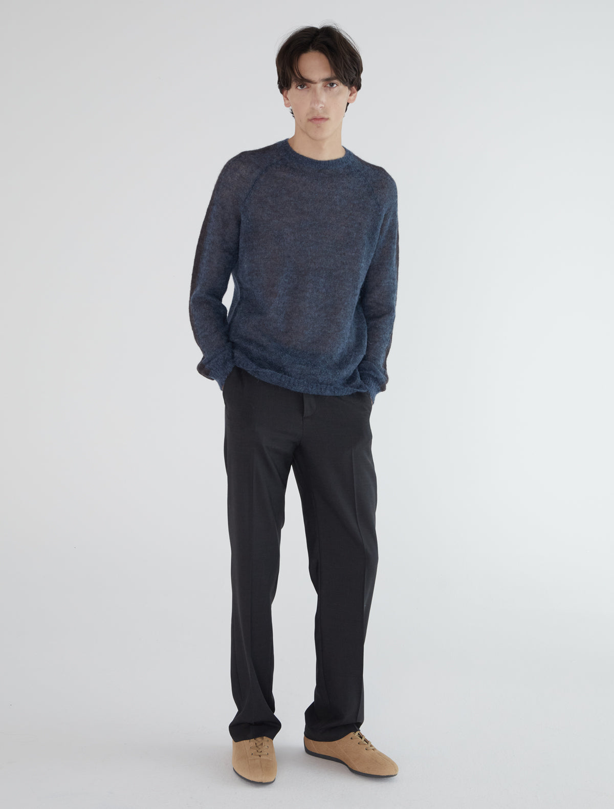 DAN-Men's raglan-sleeve sweater with a contrasting color stripe on