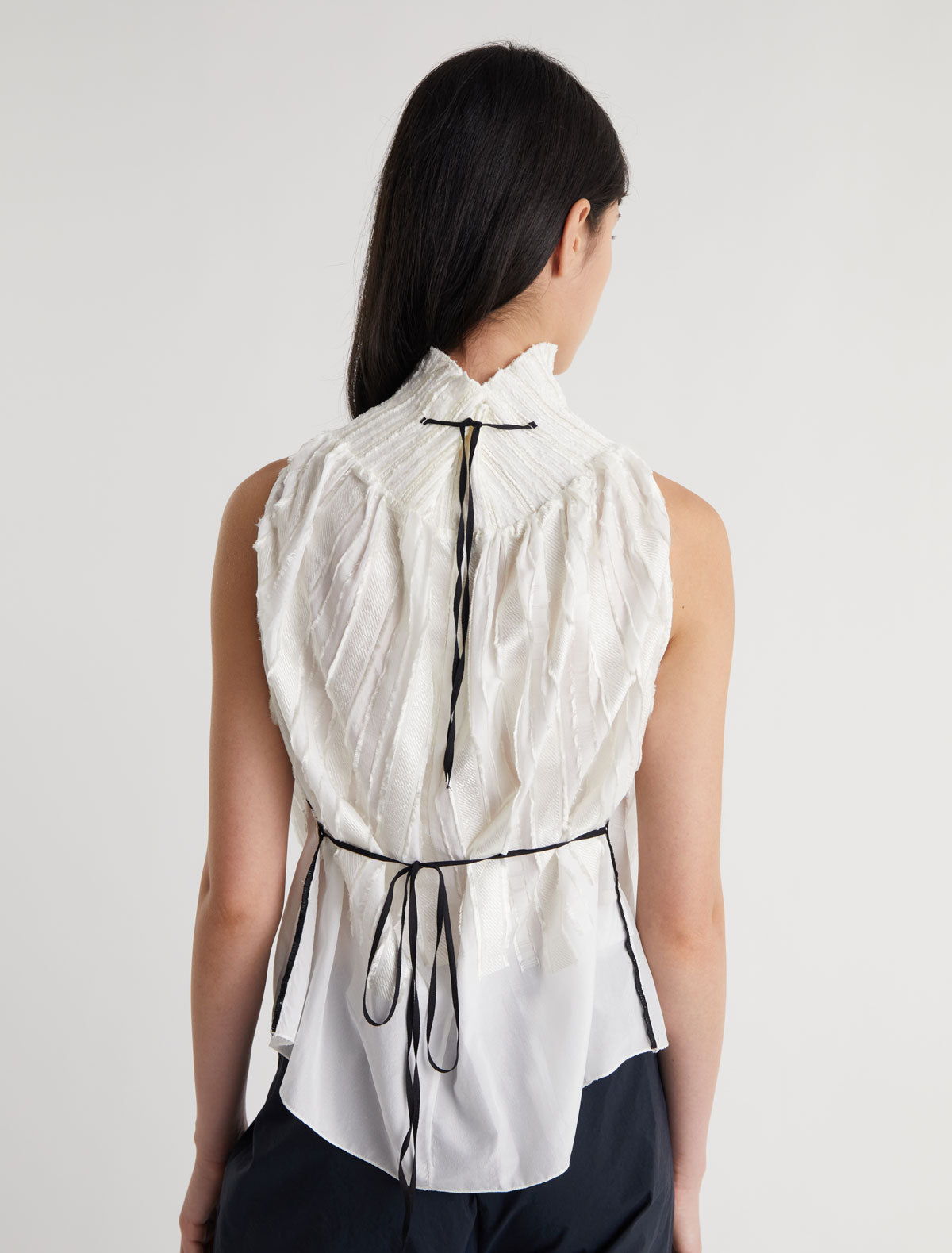 LUPE TOP-White halter top with a tie-back fastening for an