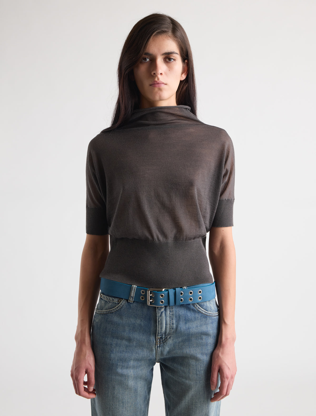 Mura gris oscuro