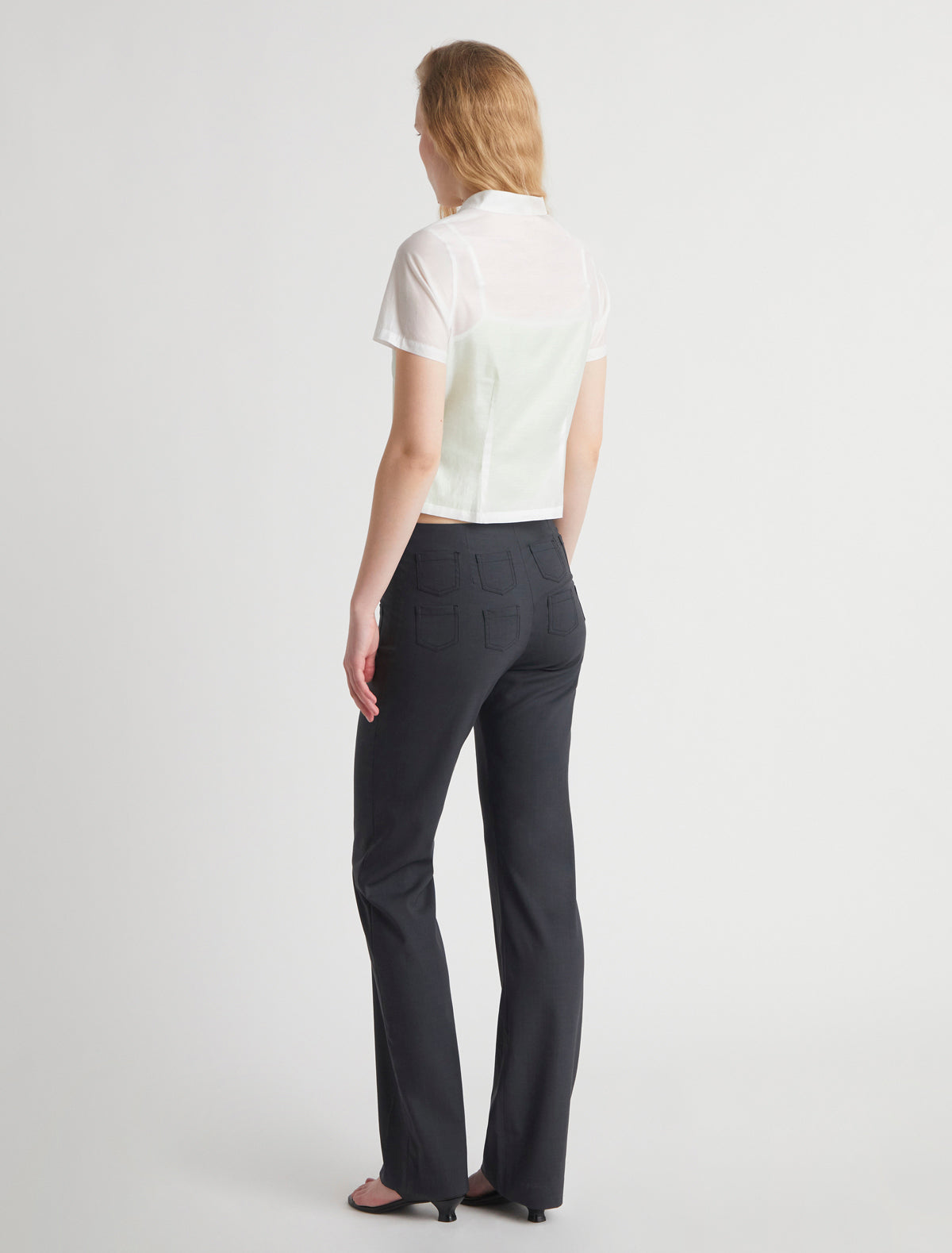 〈PALOMA WOOL〉GASPER SSL SHIRT GASPAR-White short-sleeve top with a Mao-style collar – paloma wool