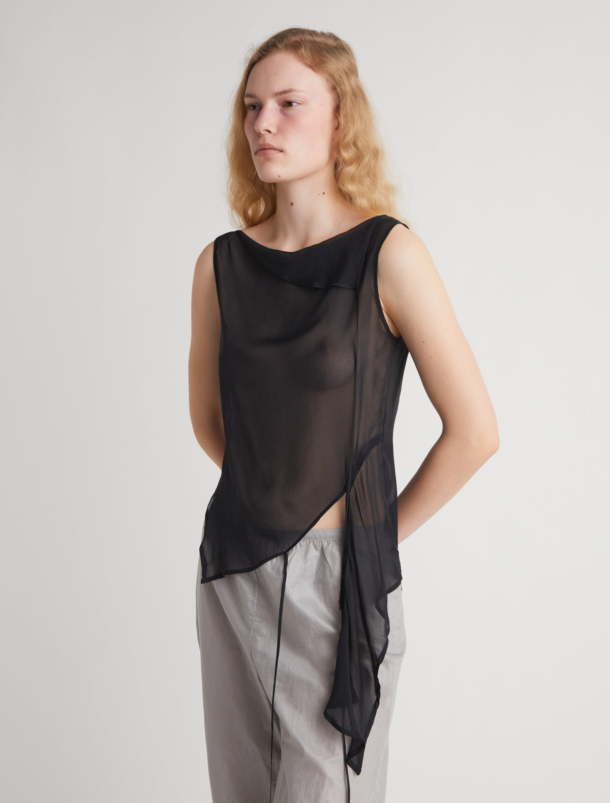palomawool カットソー itimi kitty shury SATO-Black sleeveless asymmetric top with a cut at the hem ribbons