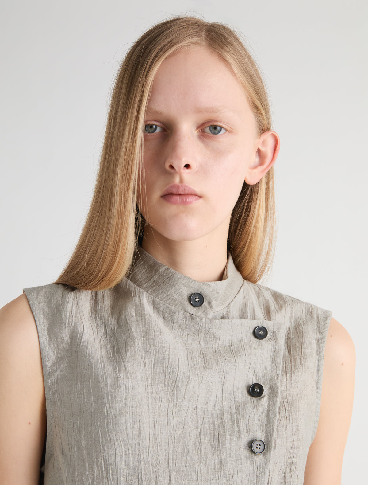 SARA-Grey high-neck top with a wrap-front button closure – paloma wool