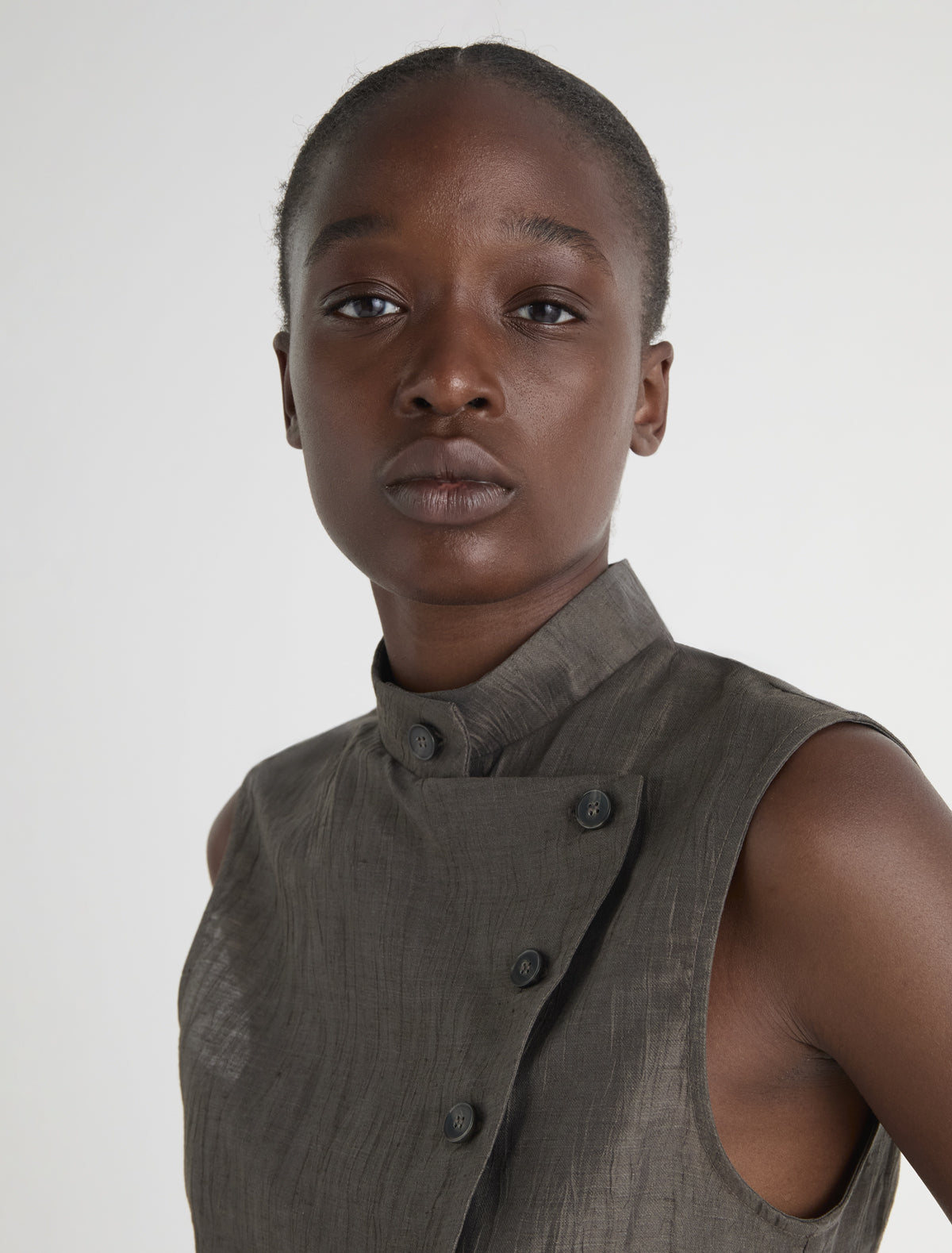 SARA-Brown high-neck top with a wrap-front button closure – paloma