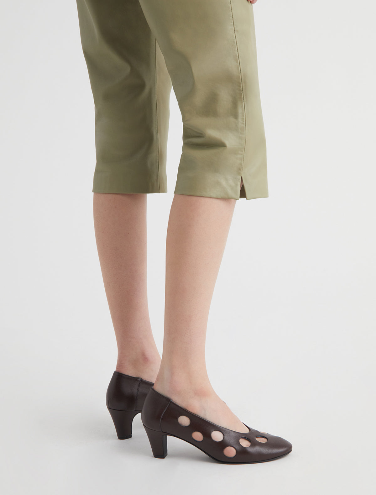 Uma dot pump perforated leather polka dot pattern brown