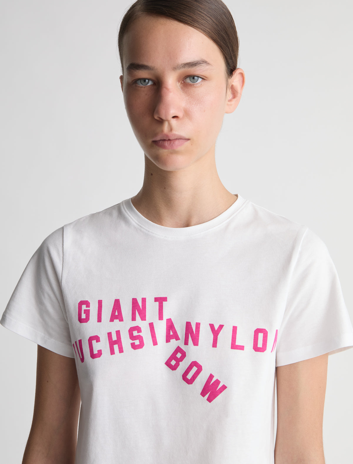 Fuchsia bow blanco