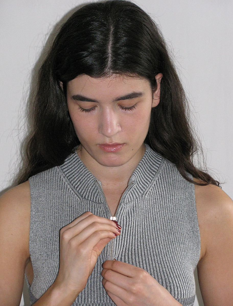 COURTNEYSleeveless top with zippered collar. Dry touch