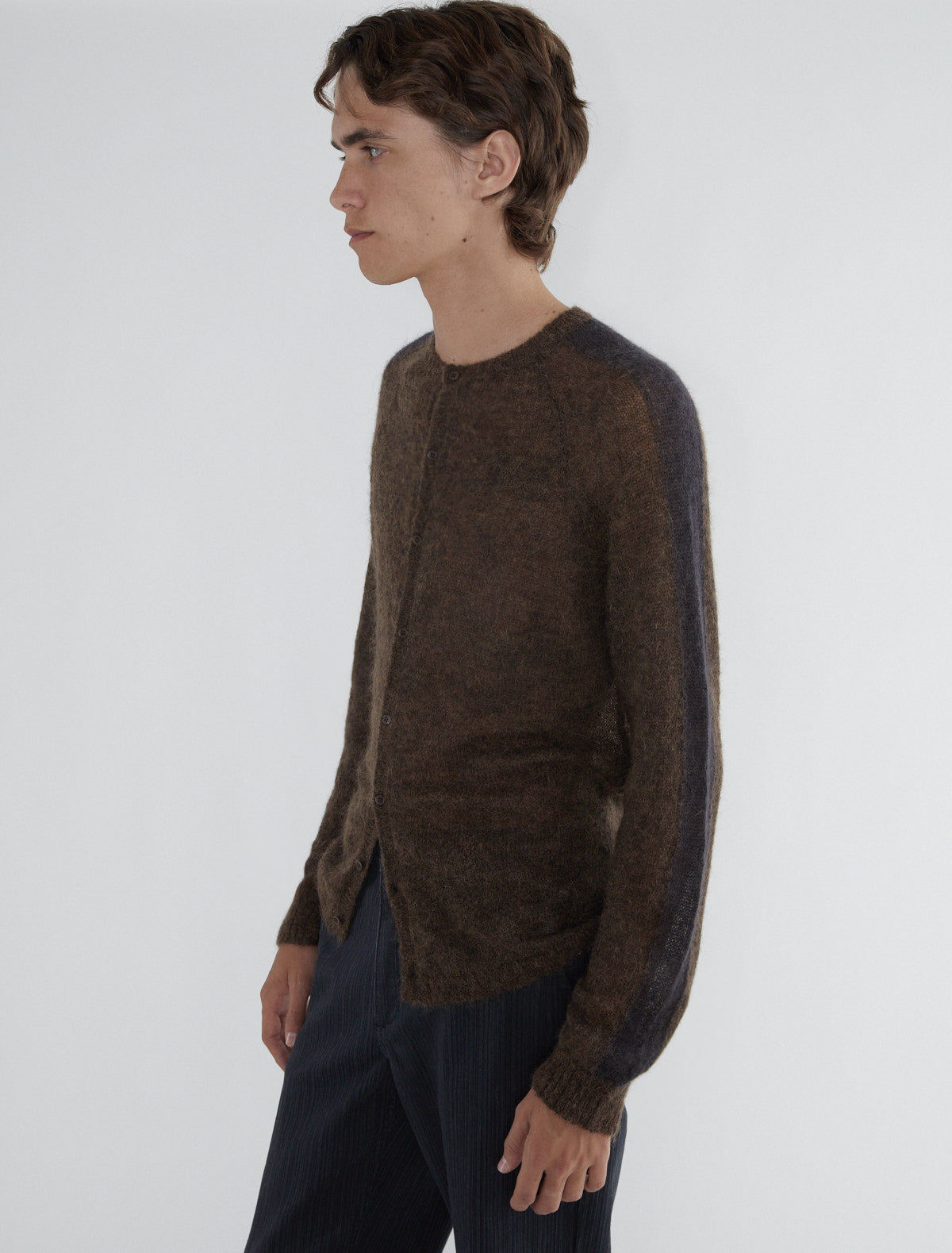BUTTON DAN-Men's cardigan with a contrast stripe running down the