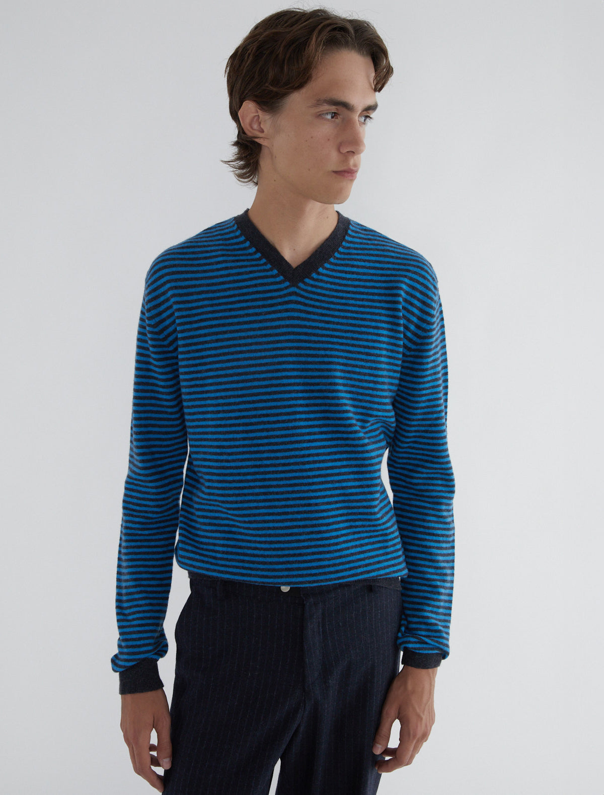 LEO-V-neck sweater with fine stripes – paloma wool