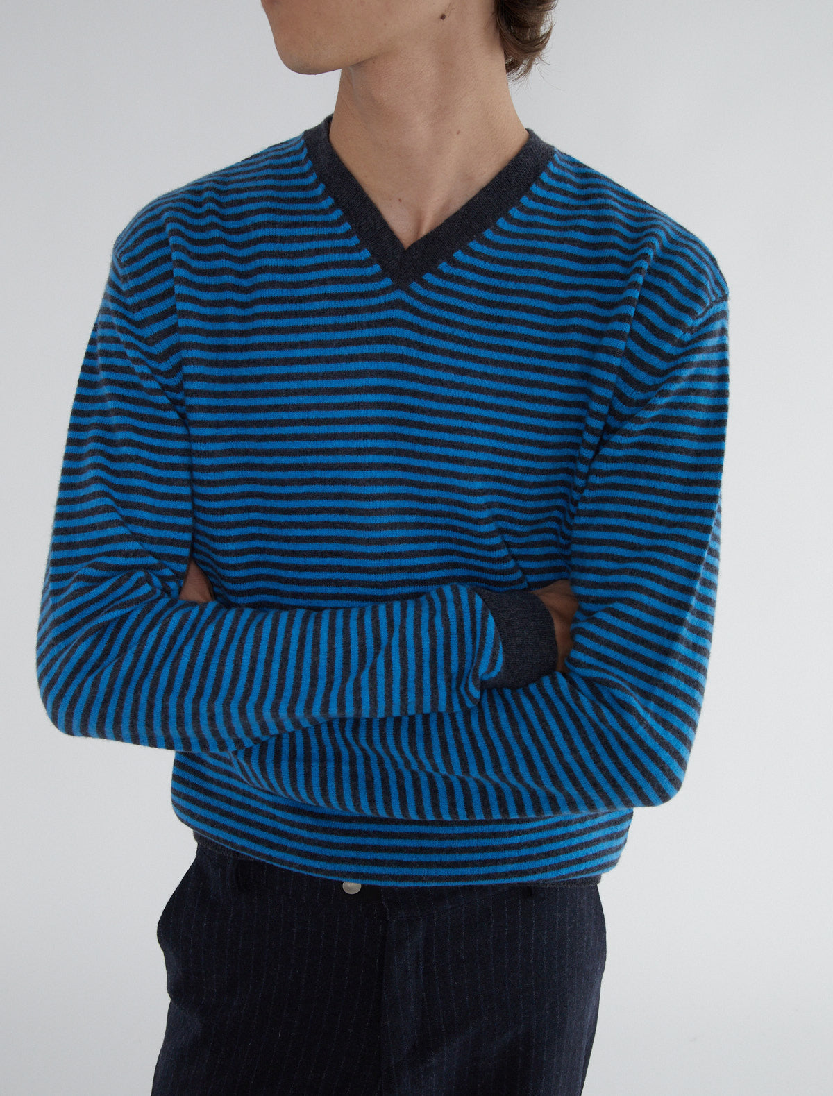 Leo v neck sweater fine stripes
