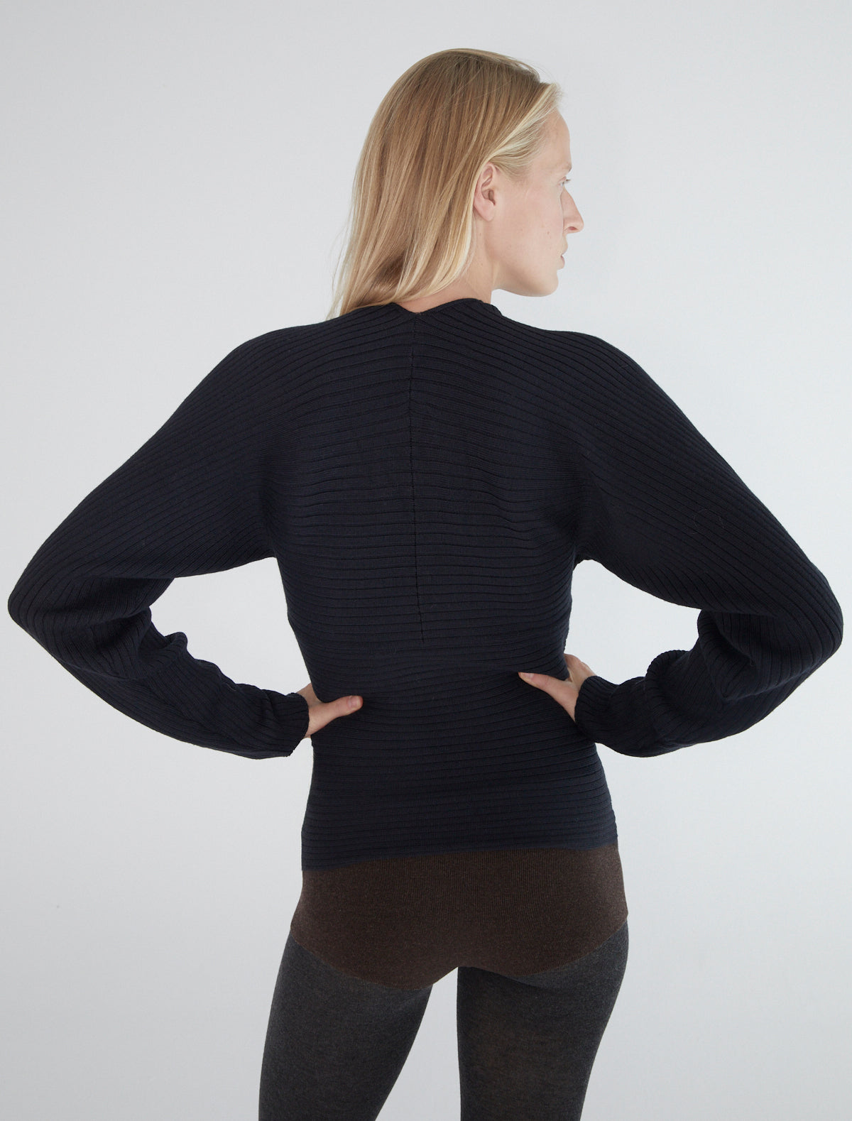 【paloma wool】スウェット POLENTA-Dark grey sweater with a crossover neckline at the chest