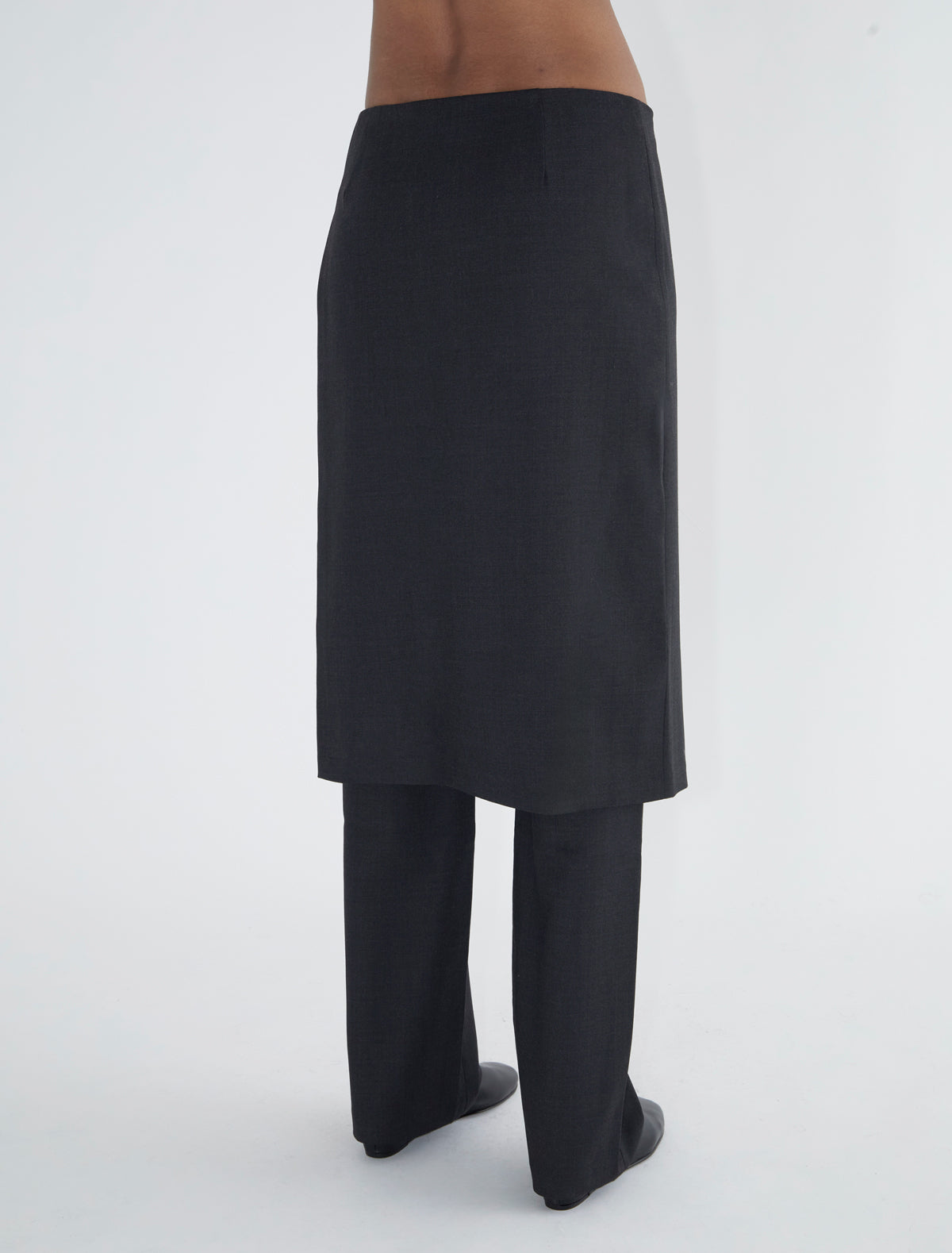 LOW ARCHIVE-Grey straight leg pants with overlapping long fixed