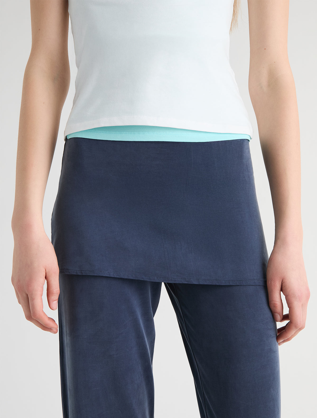 Paloma Wool Alexia ワークパンツ ダークグレー・ブルー ALEXIA- Navy stitched cupro pants and mini-skirt piece – paloma wool