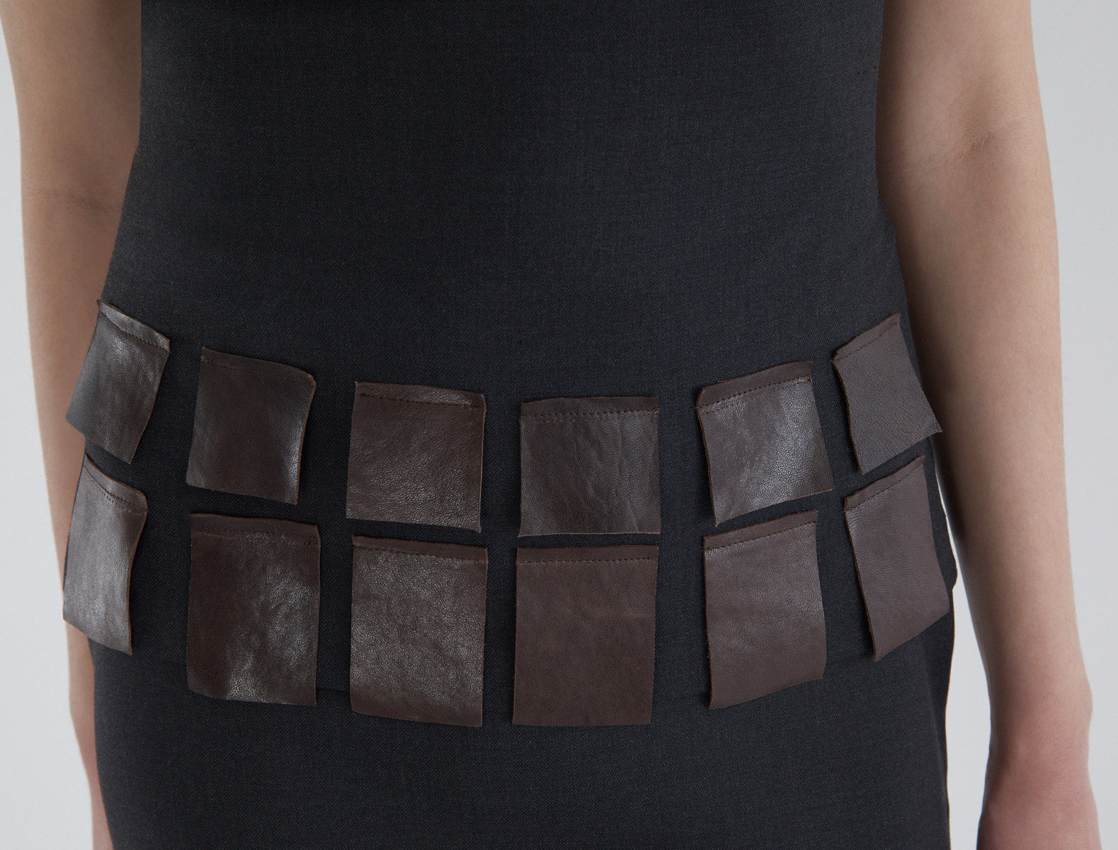 DIANA-Fitted tailoring bandeau top with leather flaps – paloma wool