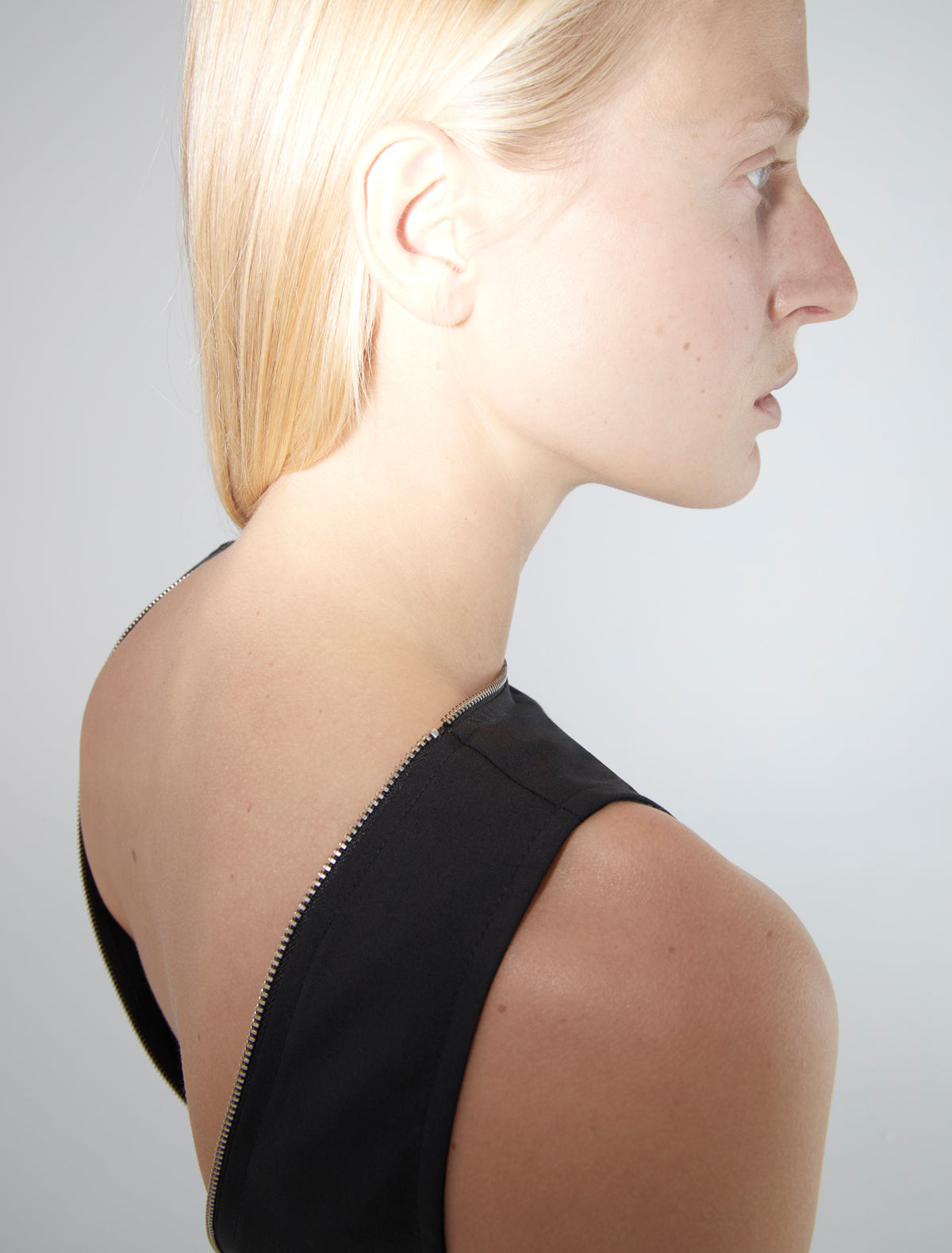 Fase sleeveless top zippered open back black