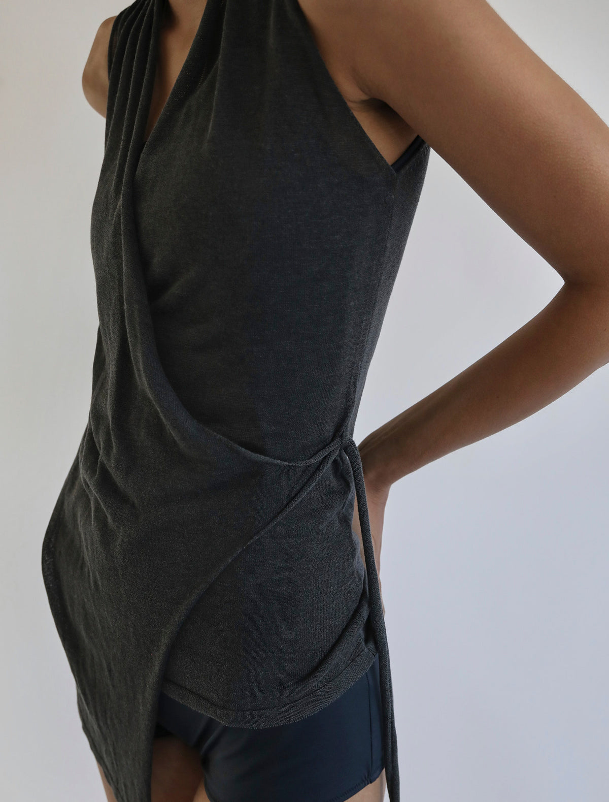 SANS-Sleeveless wrap top with a side loop to tie the outer