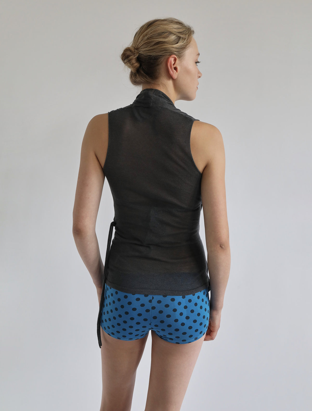 SANS-Sleeveless wrap top with a side loop to tie the outer