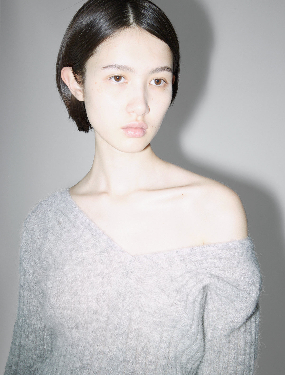 VITA-Grey V-neck sweater without armhole seams – paloma wool