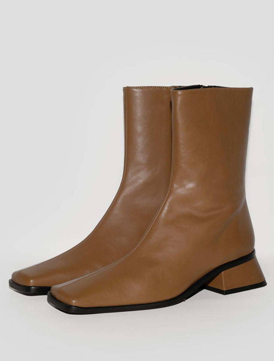 DELTA-Light brown long-tip ankle boots – paloma wool