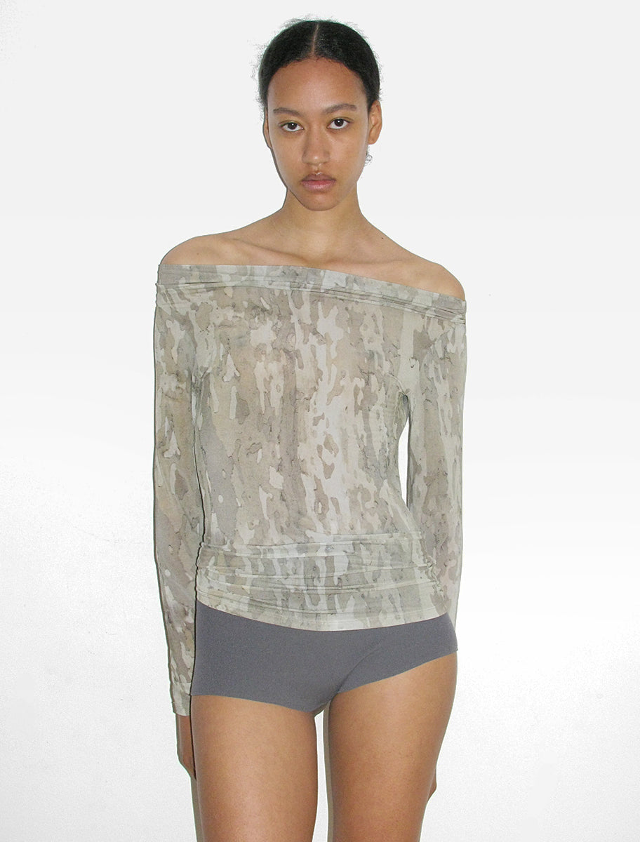 SEN-Slightly transparent long-sleeved top with open neckline and 