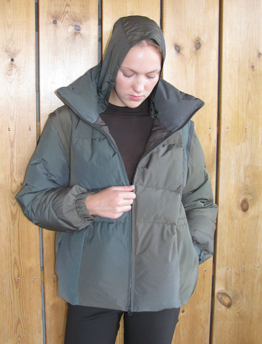 ECLIPSE- Adjustable recycled down jacket with removable sleeves