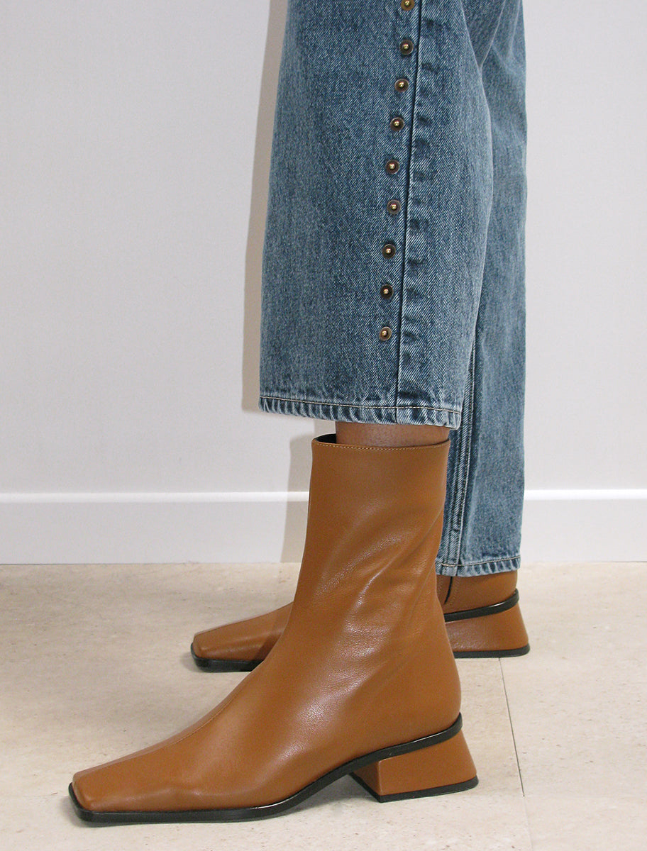 Delta long tip ankle boots lightbrown