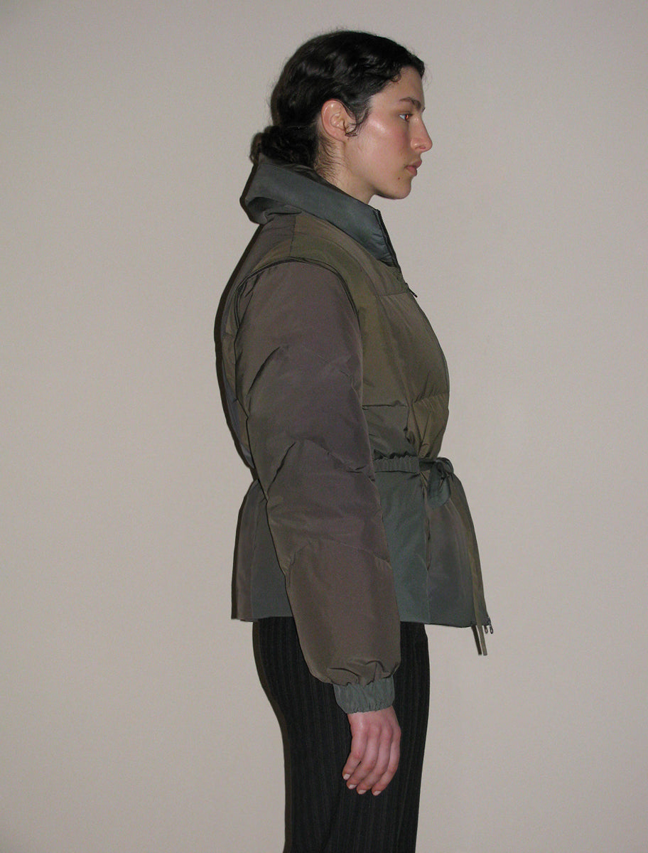 ECLIPSE- Adjustable recycled down jacket with removable sleeves