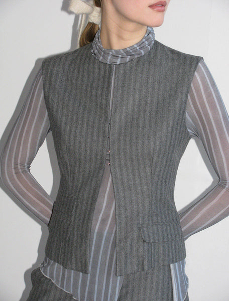 PEARL-Fitted vest with pockets and hook closure.